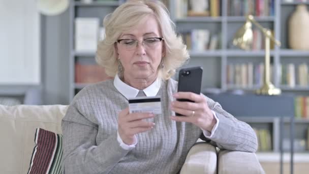 Frau erfolgreich beim Online-Bezahlen per Smartphone — Stockvideo