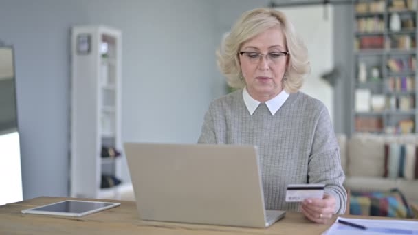 Стара жінка успішно онлайн платежів на ноутбуці — стокове відео