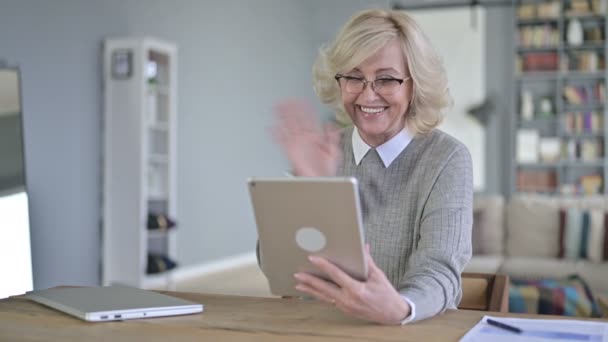 Stará žena dělá video chat na tabletu — Stock video