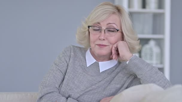 Portret pięknej starej kobiety robi wideo czat na kanapie — Wideo stockowe