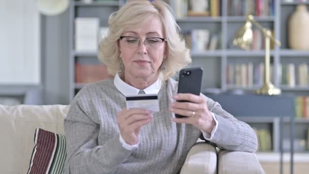 Online-Zahlungsausfall auf Smartphone für alte Frau — Stockvideo