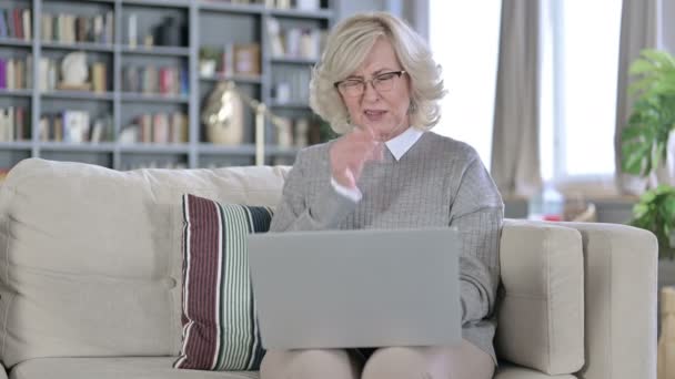 Hårt arbetande gammal kvinna som arbetar på laptop och har huvudvärk — Stockvideo