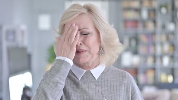 Portret van een vermoeide oude vrouw met hoofdpijn — Stockvideo