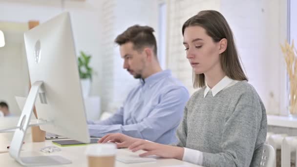 Hårdtarbejdende Startup Team arbejder på skrivebordet i moderne kontor – Stock-video