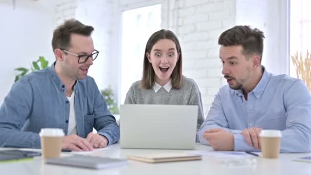 Equipe de inicialização ambiciosa comemorando o sucesso no laptop — Vídeo de Stock