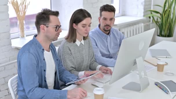 Atractivo equipo creativo mirando a la cámara y sonriendo — Vídeos de Stock