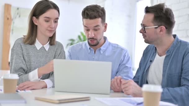 Equipe criativa ambiciosa discutindo e trabalhando no laptop — Vídeo de Stock