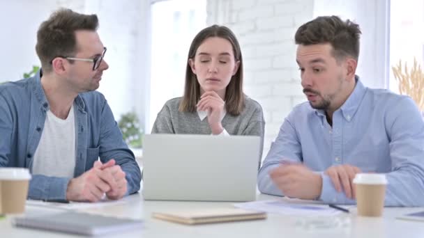 Equipe criativa séria discutindo e trabalhando no laptop — Vídeo de Stock