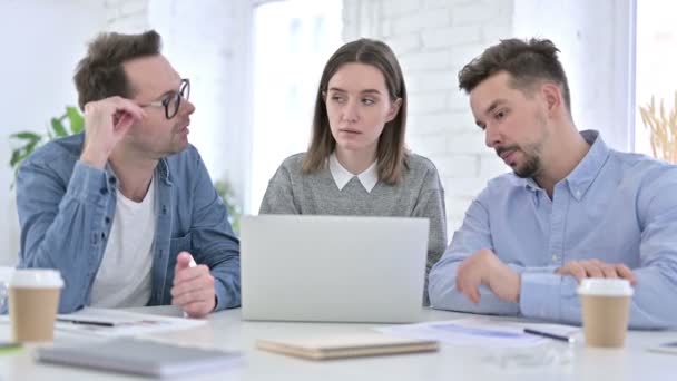 Tři tvůrčí profesionálové pracující společně na notebooku — Stock video