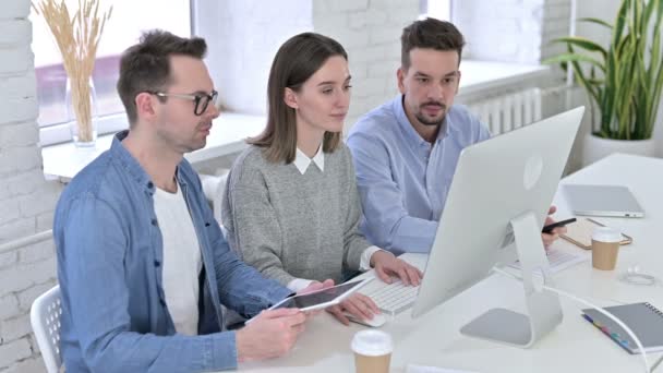 Equipo creativo decepcionado mostrando pulgares hacia abajo en la oficina — Vídeos de Stock