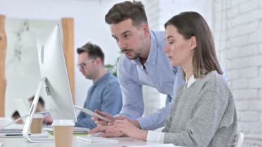 Ofisteki Masaüstünde Çalışan Çalışkan Yaratıcı Takım 
