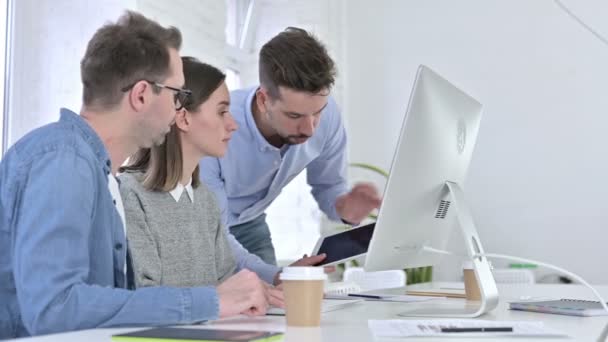 Angry Creative Professional Discutiendo con el equipo y trabajando en el escritorio — Vídeos de Stock