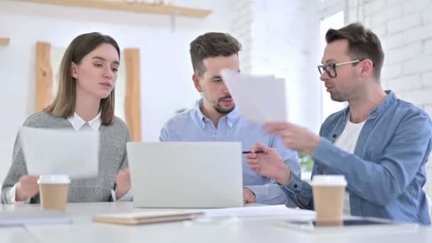 Equipo creativo enojado discutiendo sobre documentos y trabajando en el ordenador portátil — Vídeos de Stock