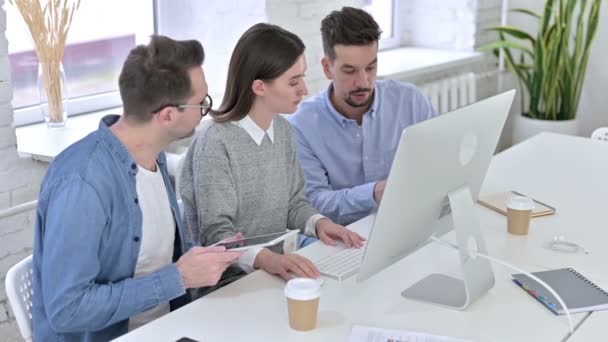 Equipo creativo profesional que trabaja en el escritorio usando Tablet — Vídeos de Stock