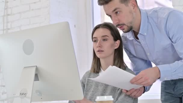 Equipe criativa séria discutindo documentos e trabalhando no desktop — Vídeo de Stock