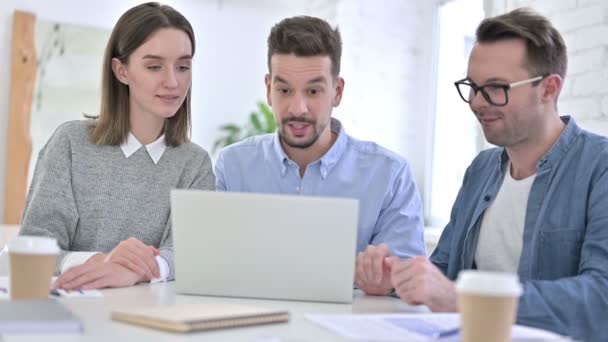 Atractivo equipo creativo haciendo Video Chat en el ordenador portátil — Vídeos de Stock