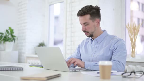 Hombre creativo diciendo no con el dedo en el trabajo — Vídeo de stock