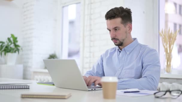 Creatieve man werkt aan computer op het werk — Stockvideo