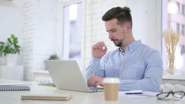 Homme malade tousse tout en travaillant sur le bureau — Video