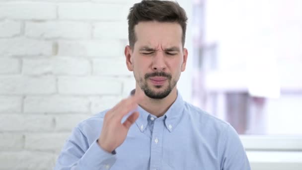 Молодой человек с зубной болью во время питья кофе — стоковое видео