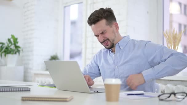 Homme créatif fatigué ayant mal au dos au travail — Video