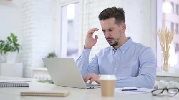 Müder kreativer Mann mit Kopfschmerzen bei der Arbeit — Stockvideo