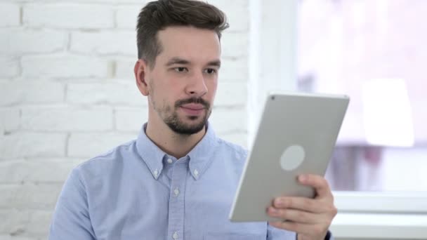 Vídeo bate-papo no Tablet por Falando Jovem — Vídeo de Stock