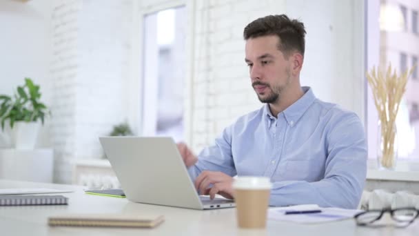 Pensivo Homem Criativo Pensando e Trabalhando no Desktop — Vídeo de Stock