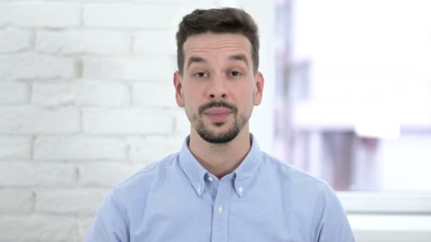 Portret kreatywnego mężczyzny potrząsającego głową do akceptacji oferty — Wideo stockowe