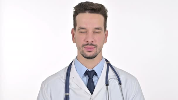 Retrato de jovem médico masculino mostrando polegares para cima, fundo branco — Vídeo de Stock