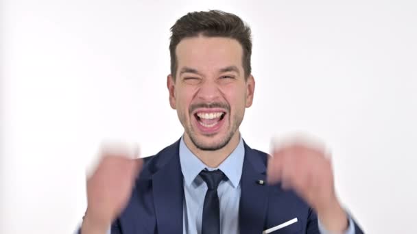 Retrato de irritado jovem empresário gritando, fundo branco — Vídeo de Stock