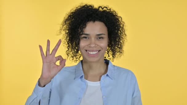 Retrato de la alegre mujer africana casual haciendo OK signo — Vídeo de stock