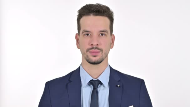 Ritratto di giovane uomo d'affari allegro che mostra Pollici in su, sfondo bianco — Video Stock