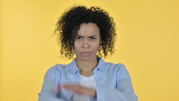 Retrato de mulher africana Casual dizendo Não pela mão Gesto — Vídeo de Stock