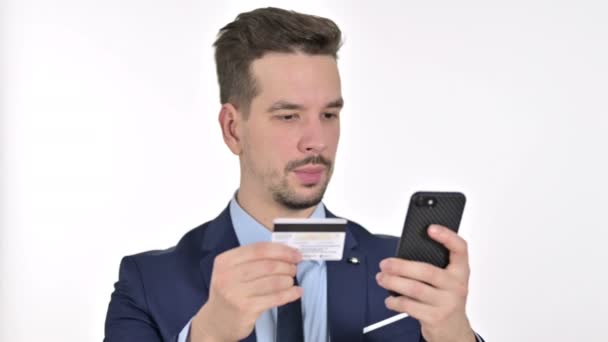 Portret van zakenman viert online betalen op smartphone, witte achtergrond — Stockvideo