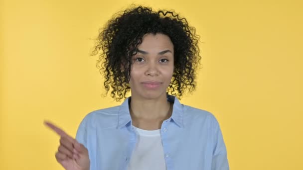 Portret Atrakcyjnej Afrykanki mówiącej "Nie palcem" — Wideo stockowe