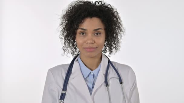Portret van een jonge vrouwelijke arts die nee zegt met vingerteken — Stockvideo