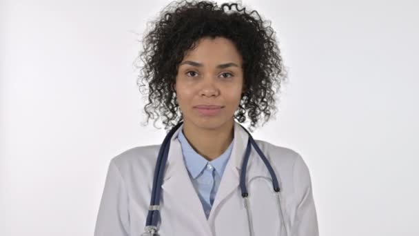Portré afrikai női orvos mutatja hüvelykujj fel a hivatalban — Stock videók