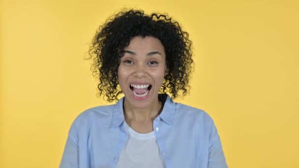 Retrato de mulher africana casual comemorando com ambos punho — Vídeo de Stock