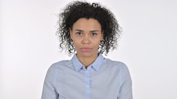 Retrato de Jovem Africana Atraente Dizendo Sim pela Cabeça Agitar — Vídeo de Stock