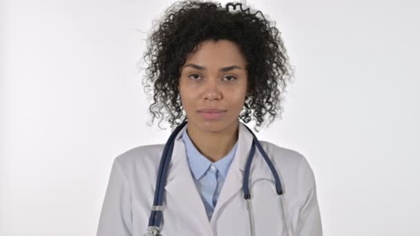 Porträt einer afrikanischen Ärztin, die im Büro in die Kamera blickt — Stockvideo