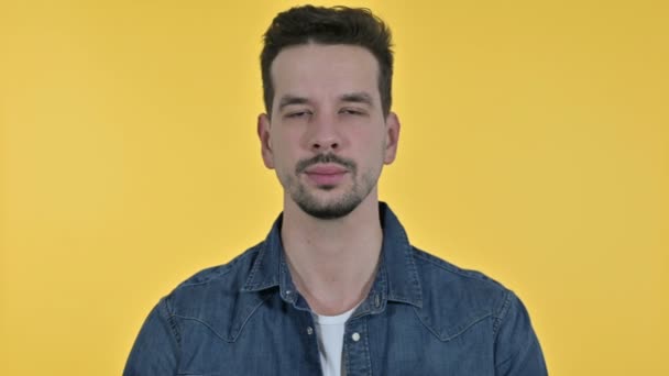 Retrato de Jovem Sonolento bocejando, fundo amarelo — Vídeo de Stock