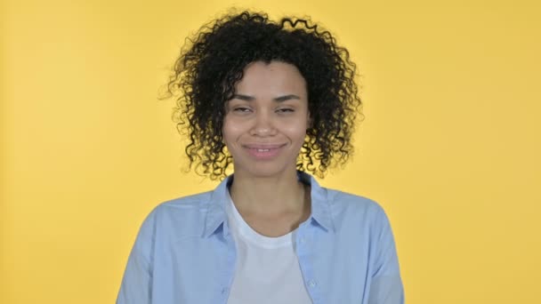 Porträt einer lächelnden Afrikanerin, die in die Kamera blickt — Stockvideo