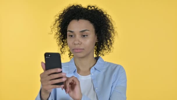 スマートフォンで成功を祝うカジュアルアフリカの女性の肖像 — ストック動画