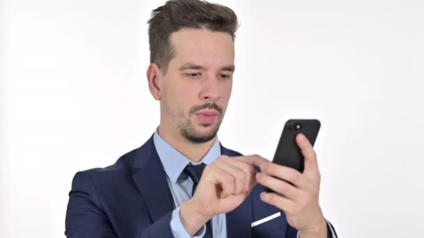 スマートフォンを使用した陽気な若いビジネスマンの肖像画、白の背景 — ストック動画