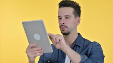 Tablet kullanan Çalışkan Genç Adam Portresi, Sarı Arkaplan