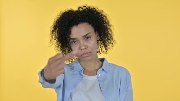Retrato de mujer africana casual grosera mostrando dedo medio — Vídeos de Stock