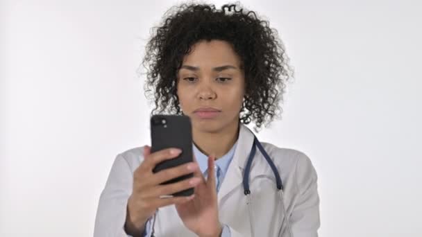 Πορτρέτο της Αφρικής Γυναίκα Γιατρός χρησιμοποιώντας Smartphone στο γραφείο — Αρχείο Βίντεο