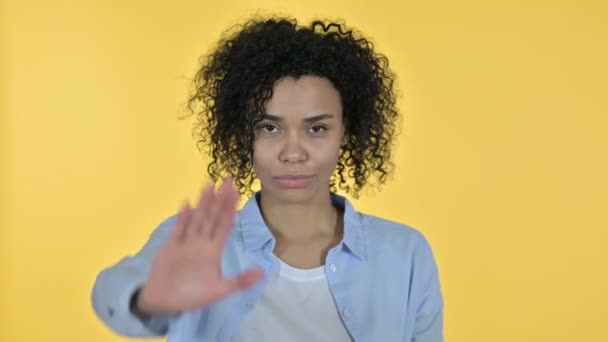 Πορτρέτο της Casual Αφρικής γυναίκα δείχνει Stop Sign by Hand — Αρχείο Βίντεο