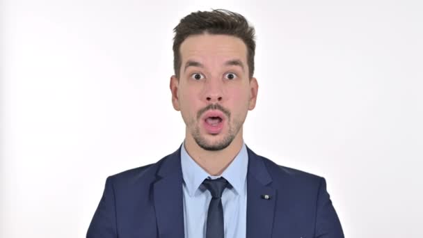 Προσωπογραφία του σοκαρισμένου νεαρού επιχειρηματία που αντιδρά στην αποτυχία, λευκό φόντο — Αρχείο Βίντεο